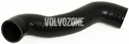 Hadica od rúry turba do intercooleru 2.4D/D5 (2006-) P2 S60/V70 II/XC70 II, vozidlá s rezonátorom